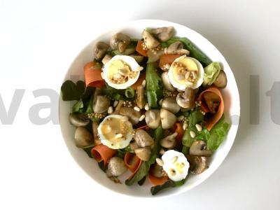 Daržovių salotos su keptais grybais pagrindine nuotrauka