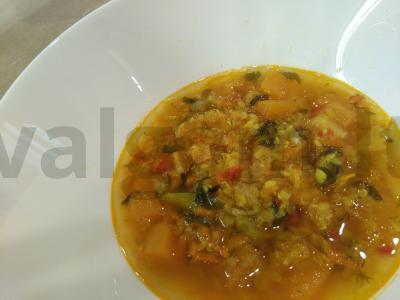 Vegetariška sriuba su moliūgais, lęšiais ir cukinijomis pagrindine nuotrauka