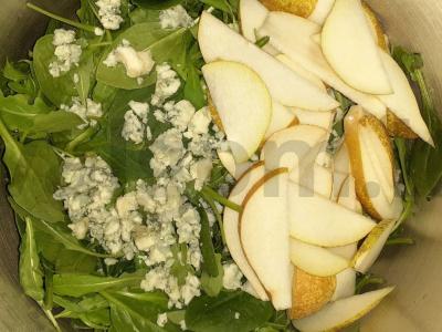 Neįprastos salotos su kriauše, riešutais ir mėlynuoju sūriu Žingsnis 2