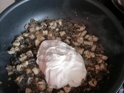 Itališki makaronai su vištiena ir grybais grietinės padaže Žingsnis 6