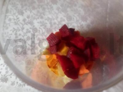 Kokteilis su burokėliais, morkomis, obuoliais ir ciberžole Žingsnis 2