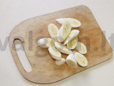 Bananų ir aviečių kokteilis su pienu Žingsnis 1
