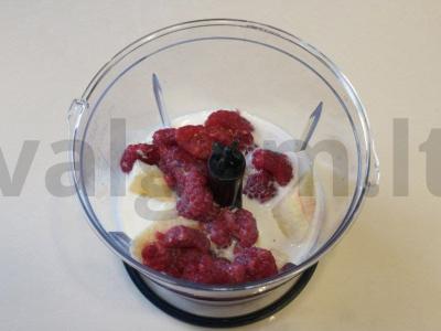 Bananų ir aviečių kokteilis su pienu Žingsnis 2