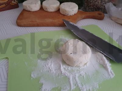 Sūrio pyragaičiai su anakardžių riešutais ir linų sėmenimis Žingsnis 3