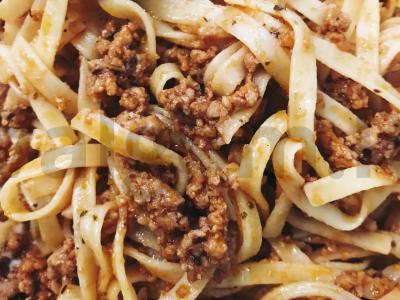 Bolonijos makaronai su kiaušinių makaronais pagrindine nuotrauka