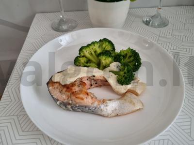 Lašiša su brokoliais bešamelio padaže pagrindine nuotrauka