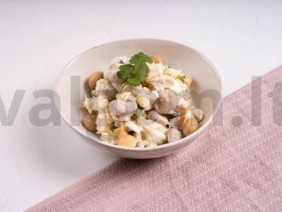 Salotos su šviežia žuvimi, raugintais kopūstais ir marinuotais grybais pagrindine nuotrauka