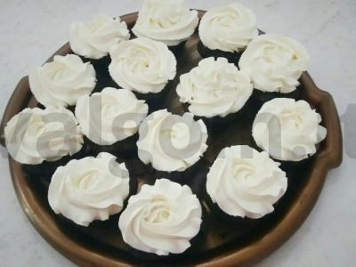 Švelnūs keksiukai su grietinėlės sūriu pagrindine nuotrauka