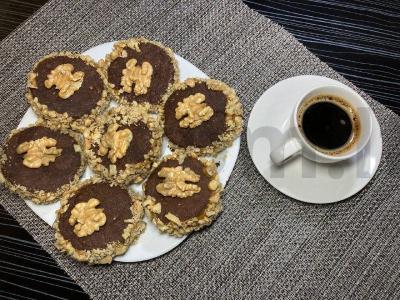 Puošnūs šokoladiniai sausainiai su kondensuotu pienu ir riešutais pagrindine nuotrauka