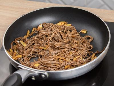 Soba su austrių padažu ir žaliaisiais svogūnais Žingsnis 3