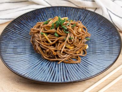Soba su austrių padažu ir žaliaisiais svogūnais pagrindine nuotrauka