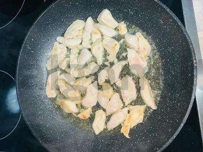 Wok makaronai su vištiena ir daržovėmis sojų padaže Žingsnis 1