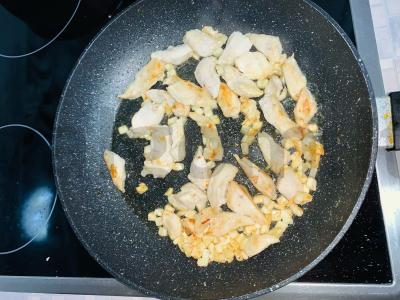 Wok makaronai su vištiena ir daržovėmis sojų padaže Žingsnis 2