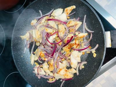 Wok makaronai su vištiena ir daržovėmis sojų padaže Žingsnis 3