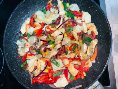 Wok makaronai su vištiena ir daržovėmis sojų padaže Žingsnis 4