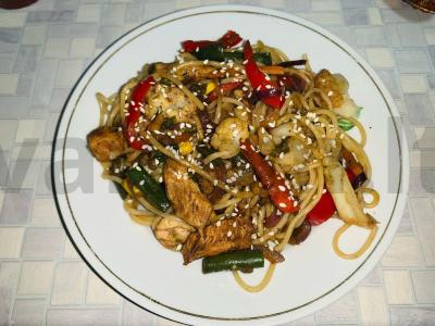 Wok makaronai su vištiena ir daržovėmis sojų padaže pagrindine nuotrauka