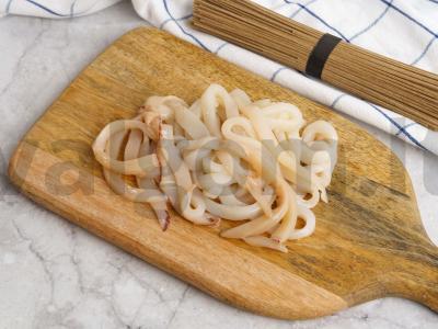 Soba su kalmarais, daržovėmis ir sojų padažu Žingsnis 1