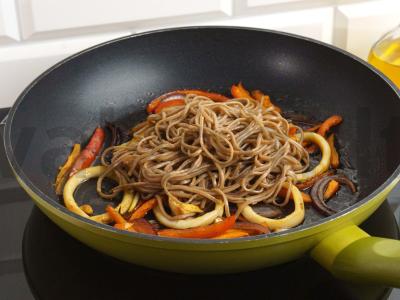 Soba su kalmarais, daržovėmis ir sojų padažu Žingsnis 3