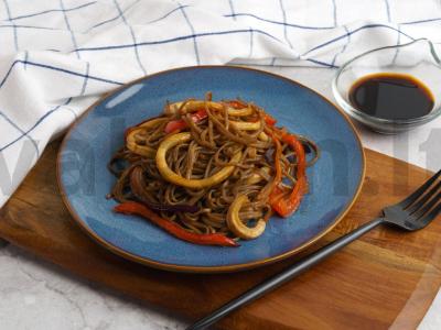 Soba su kalmarais, daržovėmis ir sojų padažu pagrindine nuotrauka