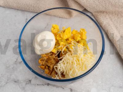 Įdaryti kiaušiniai su opiatais, sūriu ir majonezu Žingsnis 2