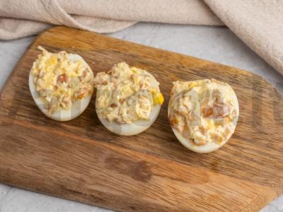 Įdaryti kiaušiniai su opiatais, sūriu ir majonezu pagrindine nuotrauka