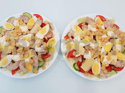 Salotos su vištiena, daržovėmis, kiaušiniais ir skrebučiais Žingsnis 9