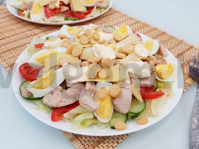Salotos su vištiena, daržovėmis, kiaušiniais ir skrebučiais pagrindine nuotrauka