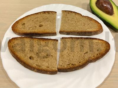 Avokadų ir pomidorų brusketos Žingsnis 2