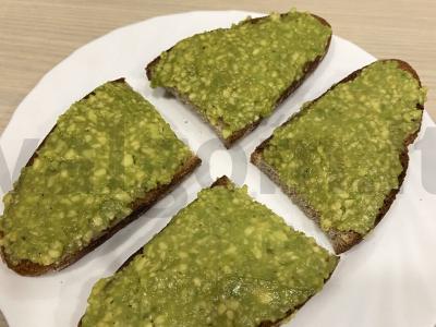 Avokadų ir pomidorų brusketos Žingsnis 5