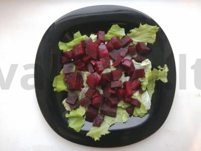 Klasikinis burokėlių salotų receptas Žingsnis 2