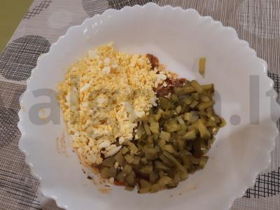 Skanios lapinės salotos su konservuotais maisto produktais Žingsnis 2