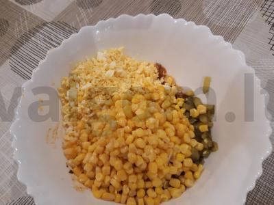 Skanios lapinės salotos su konservuotais maisto produktais Žingsnis 3