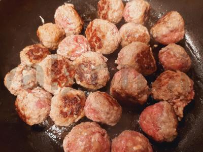 Mėsos kukuliai pomidorų ir grietinės padaže Žingsnis 2