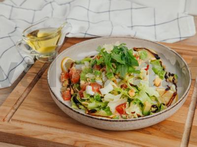 Žuvies salotos su riešutais ir avokadu pagrindine nuotrauka