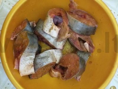 Rausva lašiša po sūriu ant svogūnų lysvės Žingsnis 2