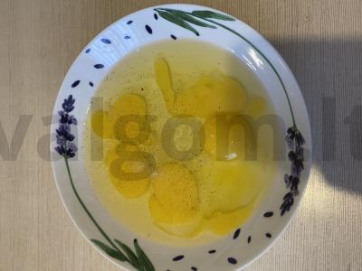 Omletas su pomidorais ir svogūnais Žingsnis 1