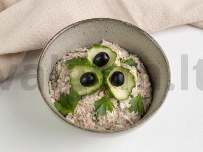 Salotos su saira, ryžiais ir agurkais pagrindine nuotrauka