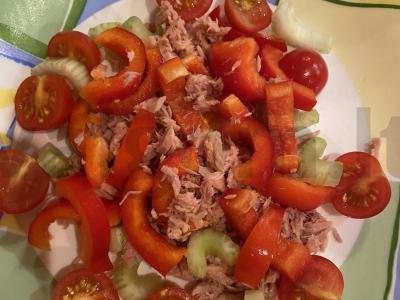 Salotos su tunu, daržovėmis ir skrebučiais Žingsnis 6