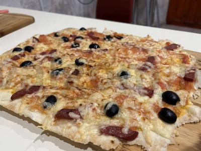 Pica su dešra ir alyvuogėmis pagrindine nuotrauka
