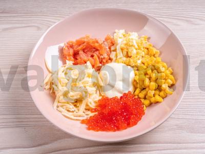 Karaliaus stiliaus salotos su raudona žuvimi ir kukurūzais Žingsnis 4