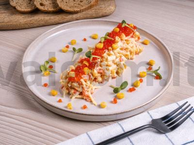 Karaliaus stiliaus salotos su raudona žuvimi ir kukurūzais pagrindine nuotrauka