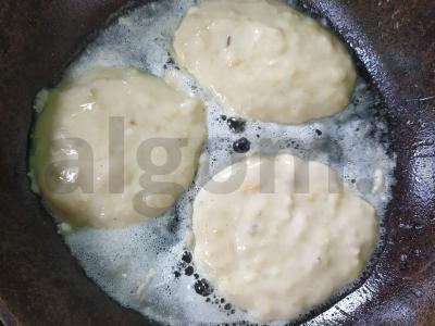 Bananiniai blyneliai ant pieno be kiaušinių Žingsnis 4