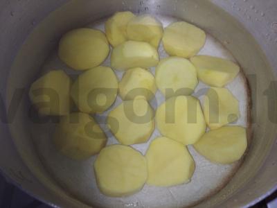 Kiaulienos guliašas su bulvių koše ir padažu "Kaip vaikystėje" Žingsnis 1