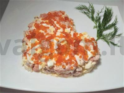 Gausios ir skanios salotos su žuvimi, kiaušiniais ir krevetėmis pagrindine nuotrauka