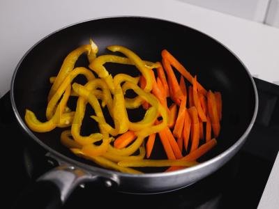Soba su kalmarais ir saldžiųjų aitriųjų paprikų padažu Žingsnis 4