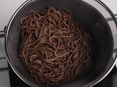 Soba su kalmarais ir saldžiųjų aitriųjų paprikų padažu Žingsnis 6