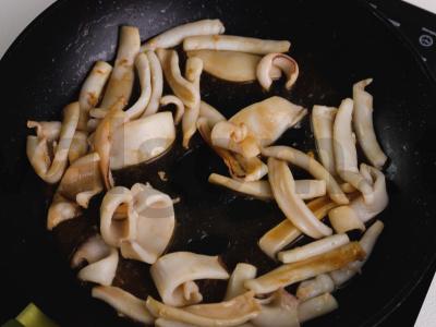 Soba su kalmarais ir saldžiųjų aitriųjų paprikų padažu Žingsnis 7