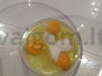 Plikyti kefyro blyneliai pagal patikrintą receptą Žingsnis 1