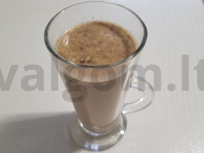 Skanus pienas su riešutais ir akacijų medumi pagrindine nuotrauka