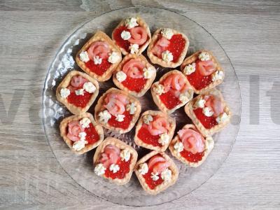 Gražus užkandis iš tartaletų ir raudonos žuvies Žingsnis 2